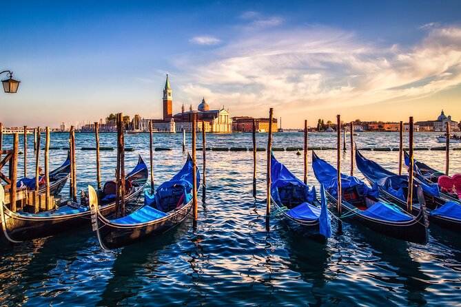 Venice: Enchanting City Walk & Majestic Gondola Glide! - The gondola ride: what to expect from a shared 30 minutes