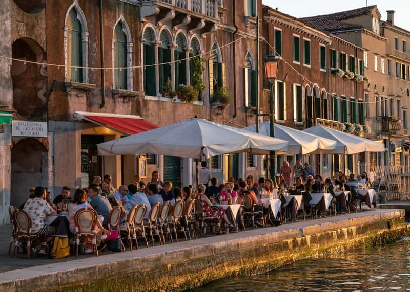 Venice: Food and Wine Walking Tour with a Local Guide - Stop 2 Restaurant Tasting: Where Venetian Bites Make Sense