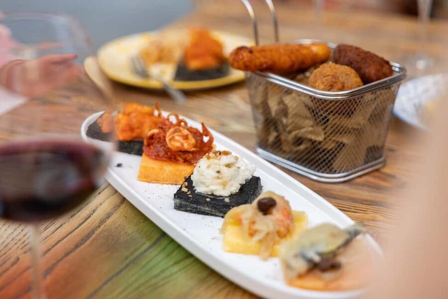 Venice Food Tasting Tour: Bites, Wine, Dinner & Local Guide - Key things you’ll notice right away