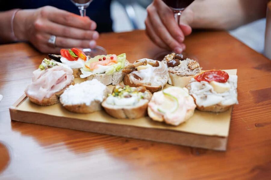 Venice Food Tasting Tour: Bites, Wine, Dinner & Local Guide - Passing Strada Nuova to the fried cicchetti stop