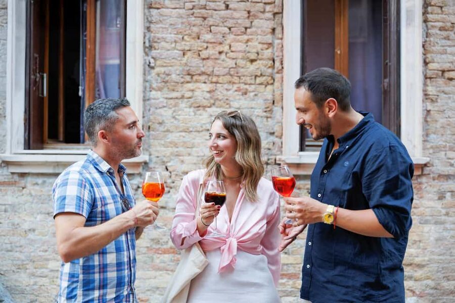 Venice Food Tasting Tour: Bites, Wine, Dinner & Local Guide - The Rialto photo stop: finishing with a real landmark