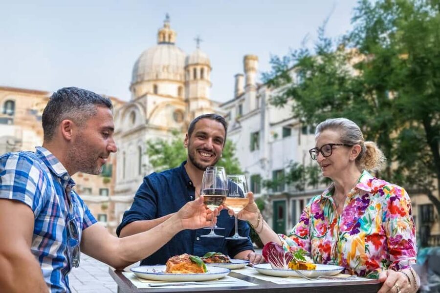 Venice Food Tasting Tour: Bites, Wine, Dinner & Local Guide - Meeting point and how the first 15 minutes set you up