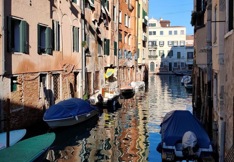 Venice: Ghetto Highlights and Cannaregio Walking Tour - Meeting at Trattoria alla Palazzina and How the Walk Feels