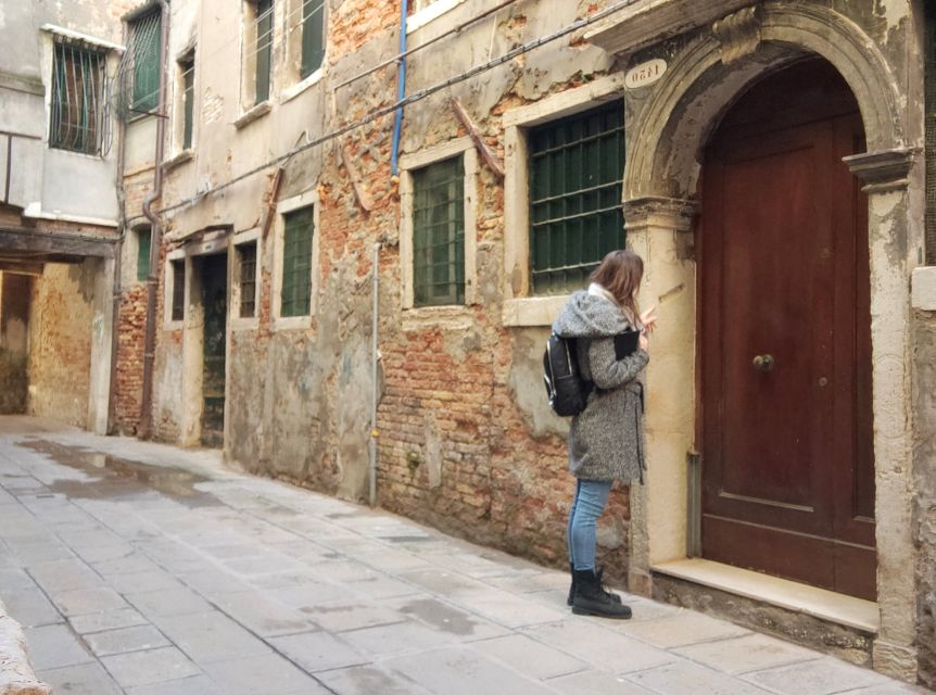 Venice: Ghetto Highlights and Cannaregio Walking Tour - Ponte Chiodo and the Old Boat-Workshop View