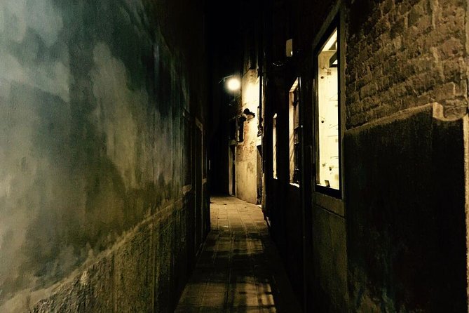 Venice Ghost Stories, Legends and Anecdotes Tour - Campo San Bartolomeo: the center of the maze
