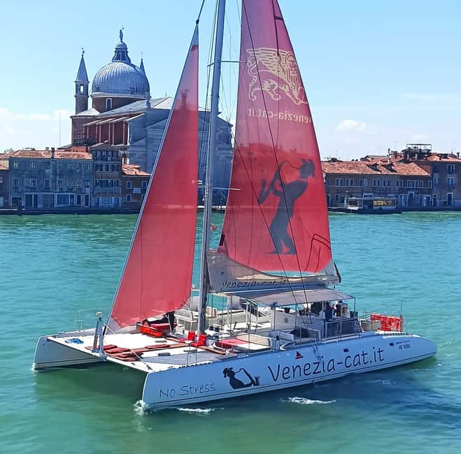 Venice: Golden Hour Cruise with Classical Music & Cocktail - The First 10 Minutes: Settling In and Choosing Your One Free Drink