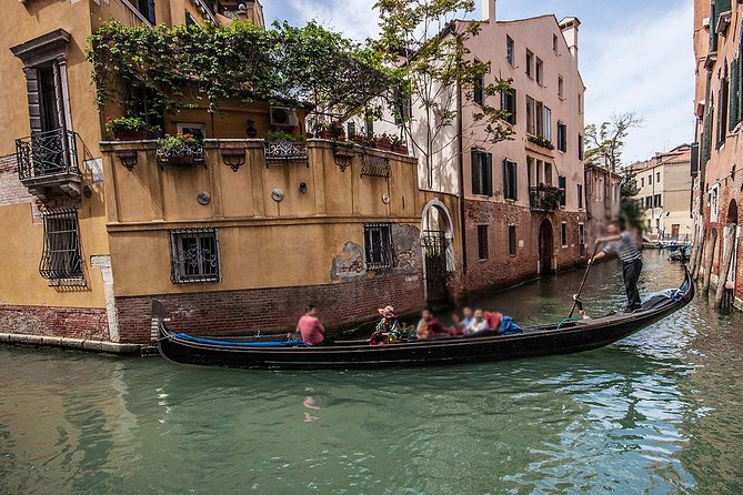 Venice Gondola Experience - Comfort vs Cost: Shared Seats, Boarding Lines, and Who Gets What