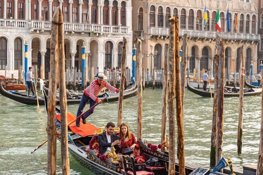 Venice: Gondola Ride Along Grand Canal and Hidden Corners - Meeting at St. Mark’s Square: Quick Walk, Clear Start
