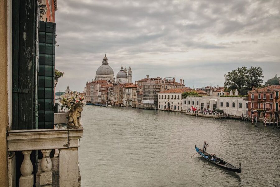 Venice: Gondola Ride and a Gala Dinner in a Venetian Palace - Key Things You’ll Notice Right Away
