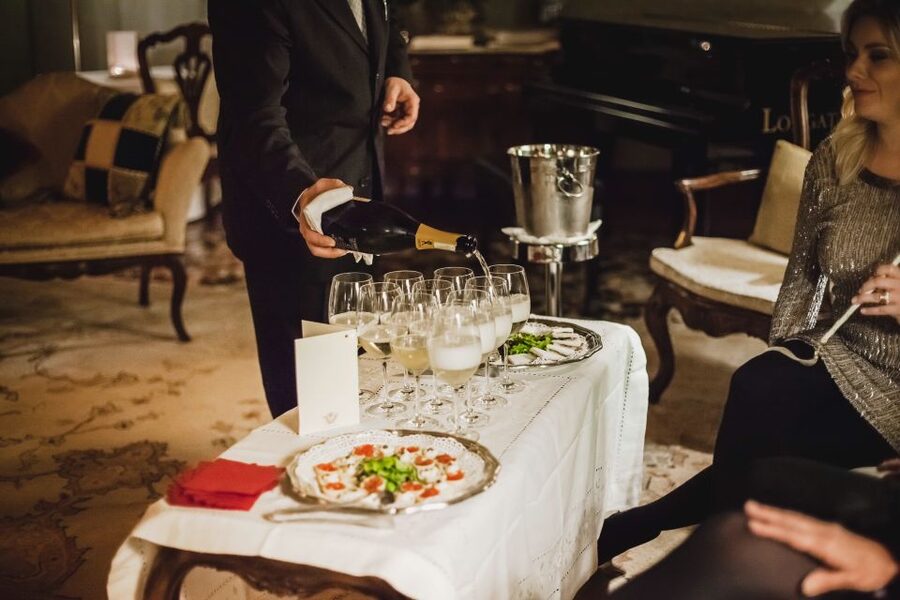 Venice: Gondola Ride and a Gala Dinner in a Venetian Palace - The Gondolier + Guide Dynamic: Who You’ll Spend the Time With
