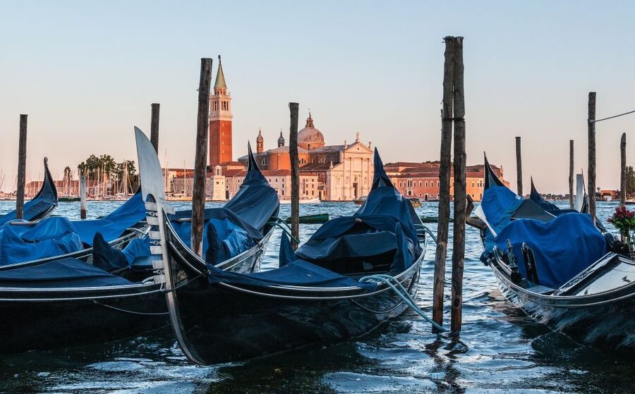 Venice: Gondola Ride and Dinner Experience - Dinner at VinoVino: A Full 2-Course Meal With Wine, Water, Coffee