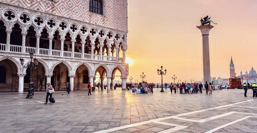 Venice: Gondola Ride and Skip the Line Doge's Palace Tour - What the 2-hour timing feels like on the ground