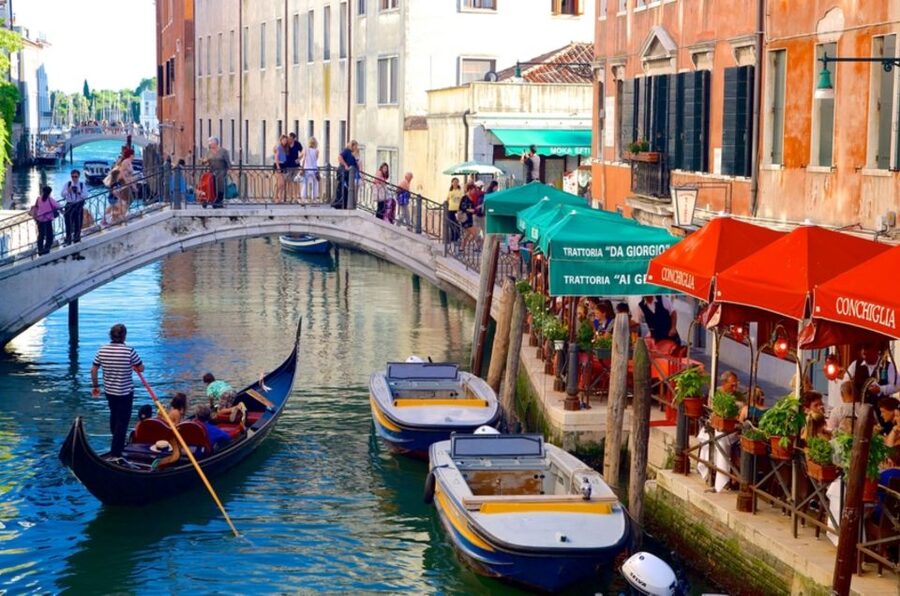 Venice: Gondola Ride and Skip the Line Doge's Palace Tour - Meeting point and vouchers: how this tour keeps you moving