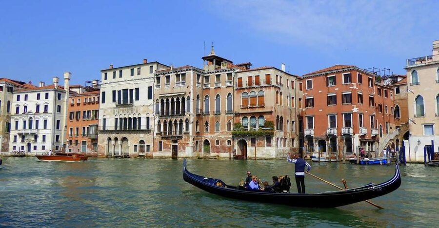 Venice: Gondola Ride and St Mark's Basilica - What you learn inside: Eastern-Western mix, St Mark’s story, and the mosaics