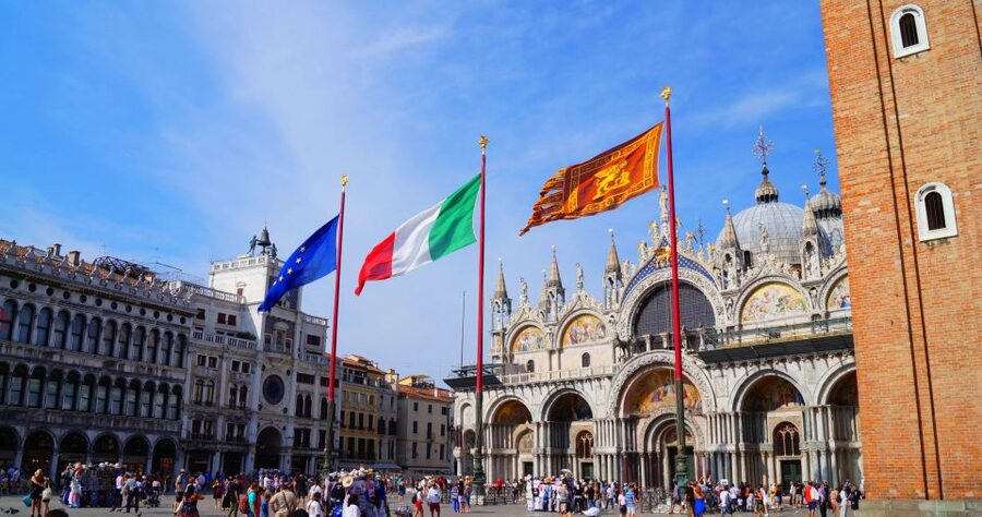 Venice: Gondola Ride & Guided Tour of St. Mark's Basilica - Getting to the gondola ride: plan for the gap