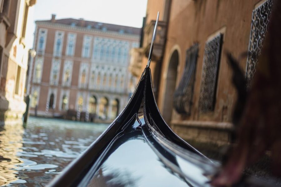 Venice: Gondola Ride & Guided Tour of St. Mark's Basilica - Shared gondola on the Grand Canal: what you should actually watch for