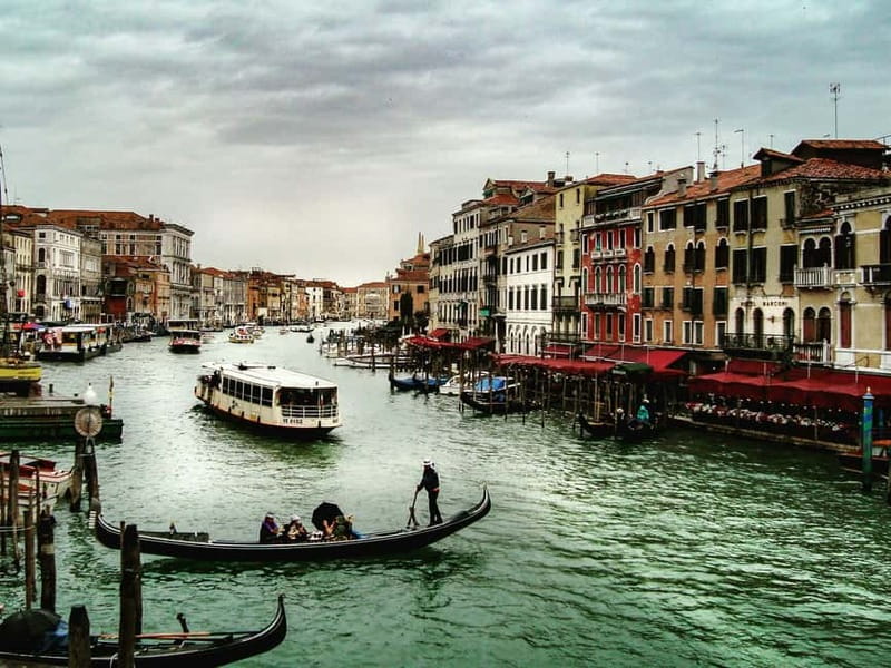 Venice: Gondola Ride under the Bridge of Sighs and Premium Audio Guide - Entering Venice: Why this short gondola combo works