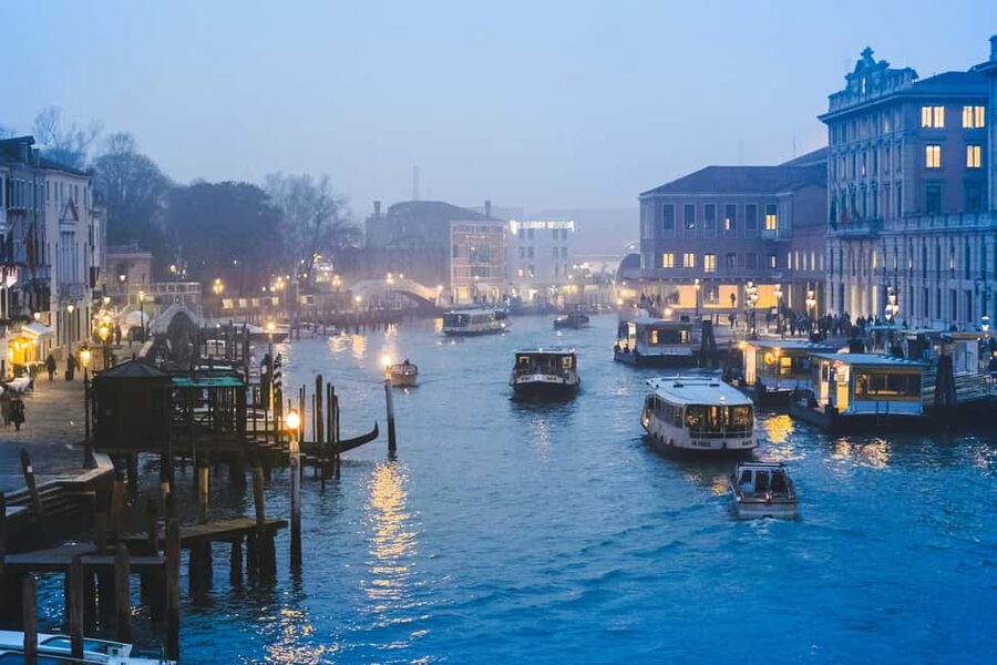 Venice: Gondola Ride under the Bridge of Sighs with Audio Guide App - What the ride is really like: shared seating, gondolier style, and quiet moments