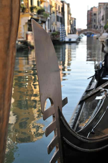 Venice: Gondola Ride under the Bridge of Sighs with Audio Guide App - Who should book this gondola under the Bridge of Sighs?