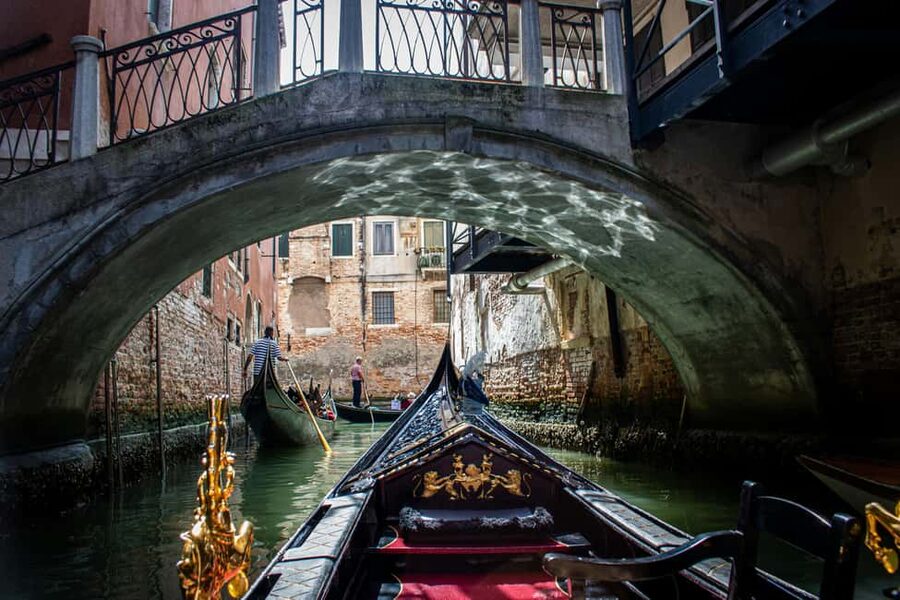 Venice: Gondola Ride under the Bridge of Sighs with Audio Guide App - Audio guide app vs live guide on board: choose your vibe
