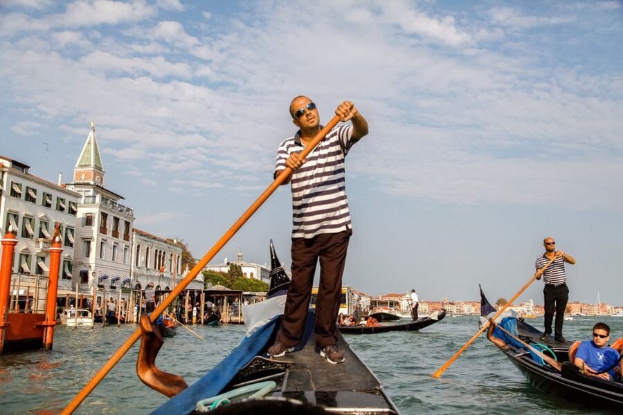 Venice: Gondola Ride with Live Guide or Audio Guide - Who should book this Venice gondola-with-narration option