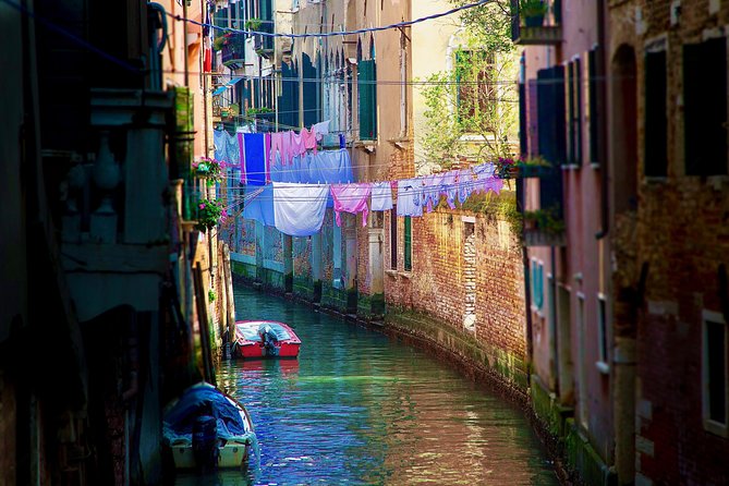 Venice Gondola ride with Skip the Line Doge's Palace tour - The 30-Minute Classic Gondola: What to Expect on the Water