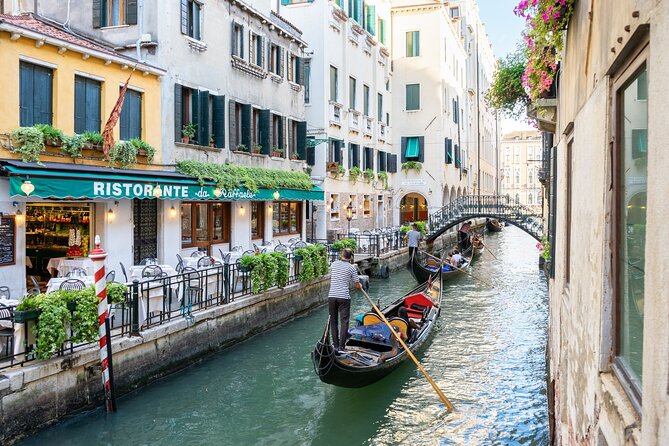 Venice Gondola ride with Skip the Line Doge's Palace tour - Meeting Points, Timing, and Staying Sane in Venice