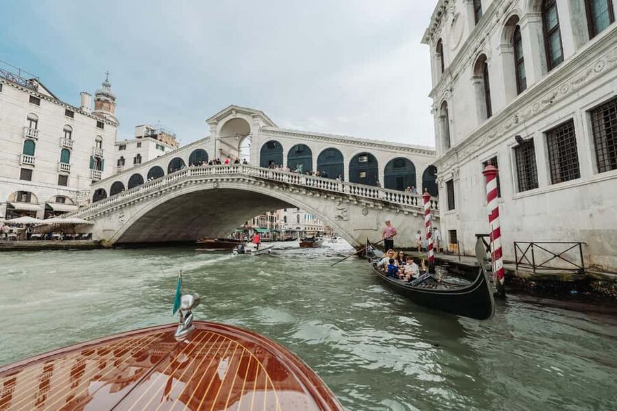 Venice: Grand Canal by Boat with Expert Guide - Meeting at Doge’s Palace: arrive early, find the green sign