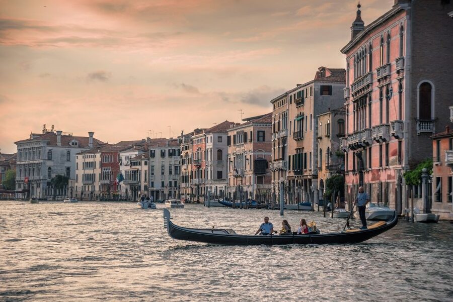 Venice: Grand Canal Gondola Experience with Live Commentary™ - Shared gondola seating: weight balance rules and photo strategy