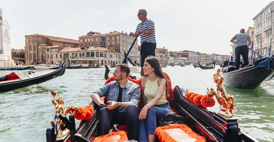 Venice: Grand Canal Gondola Ride with App Commentary - How the gondola experience is paced: intro, ride, VR, and the gallery