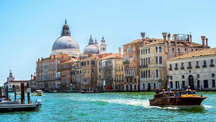 Venice: Guided boat tour to Murano and glassblowing - The guide setup: helpful, but not always one person “on your shoulder”