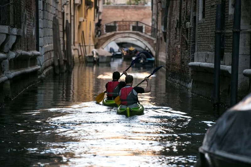Venice: Guided Canal Kayak Tour at Day, Night, or Sunset - Meeting point on Calle Brazzo: what happens before you paddle