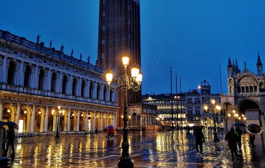 Venice: Guided Night Walking Tour & Saint Mark's Basilica - Key things you’ll notice on this night tour