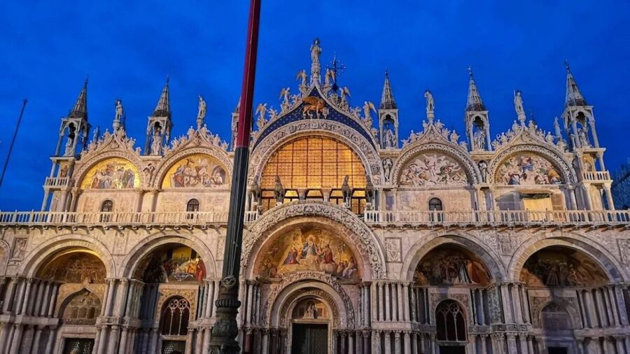 Venice: Guided Night Walking Tour & Saint Mark's Basilica - Inside St. Mark’s Basilica: mosaics, domes, and the Golden Church effect