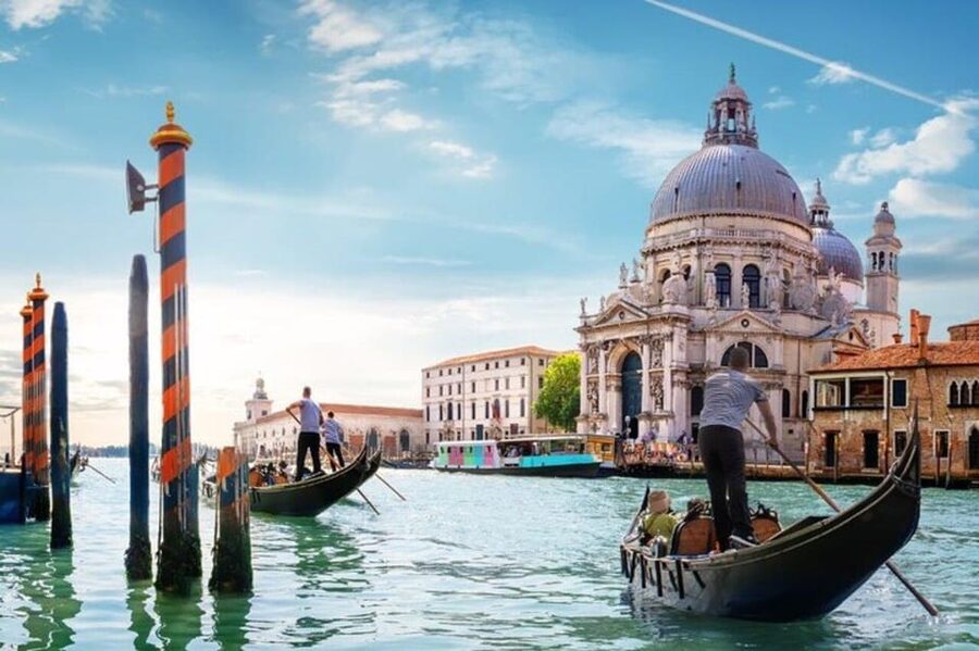 Venice: Highlights and Hidden Gems Guided Walking Tour - Where the walk begins: Campo S. Bortolomio and the Goldoni statue