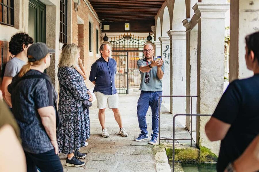 Venice: Highlights and Hidden Gems Night Walking Tour - The Big Value: A Licensed Guide Who Knows Where You’re Going