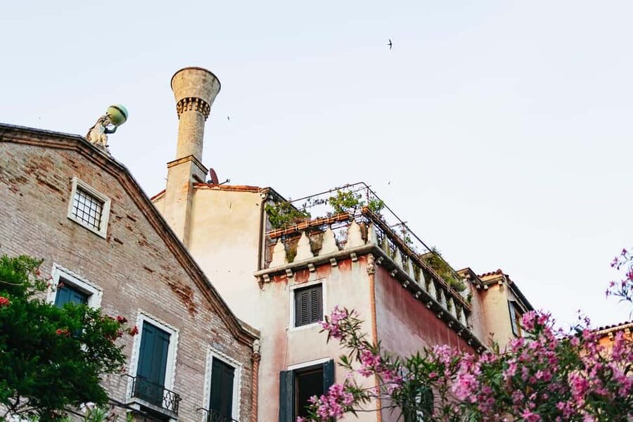 Venice: Highlights and Hidden Gems Night Walking Tour - The Tour’s Pace and Practical Reality on Narrow Streets