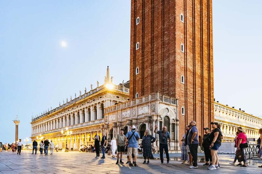 Venice: Highlights and Hidden Gems Night Walking Tour - The 90-Minute Flow: What You’ll Do on the Walk