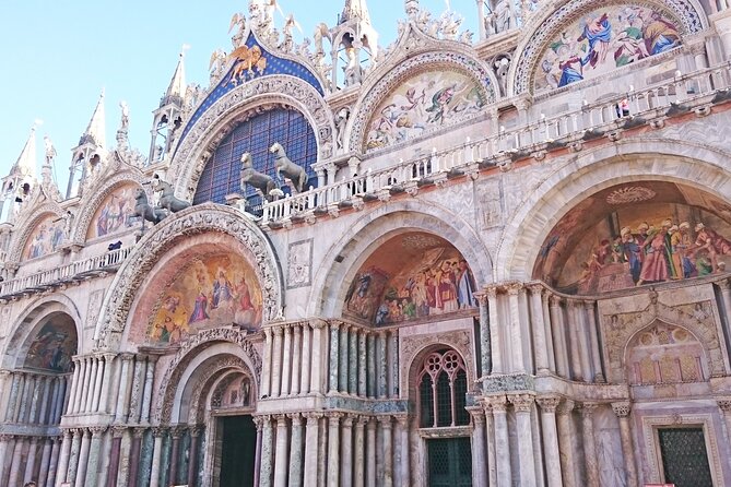 Venice highlights and hidden gems Small Group walking tour - Stop 1: Campiello dei Squelini and the colored-wall meeting point