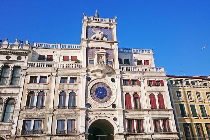 Venice highlights and hidden gems Small Group walking tour - Stop 4: Ponte di Rialto viewpoints without getting swallowed
