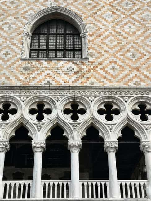 Venice: History Tour of Doge's Palace and Casanova's Prison - Languages, Guide Style, and How to Get More from It