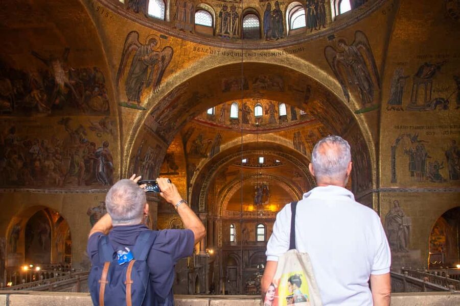 Venice: Insider Tour Rialto Market, St. Mark & Doge’s Palace - Practical prep: what to bring and what to wear