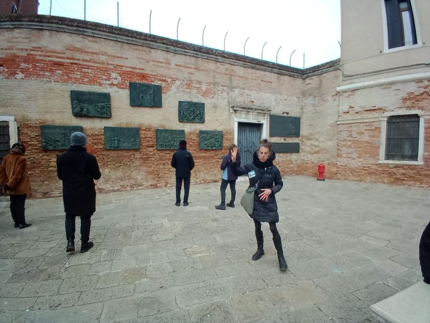 Venice: Jewish Ghetto Walking Tour with Synagogue Visits - How the guides turn history into a story you can follow