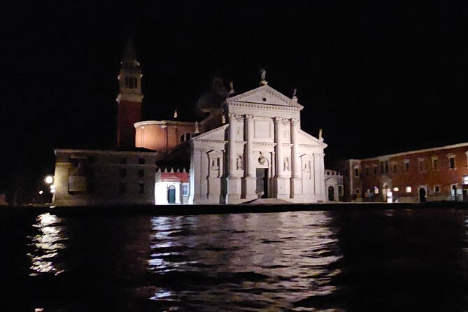 Venice Night Boat Tour from Zattere - Drinks, guide, and the kind of boat you should expect