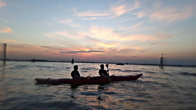 Venice: Night + Sunset Kayak Tour Kayak in the Canals - The 100-minute flow: what happens during your Venice by Water kayak time