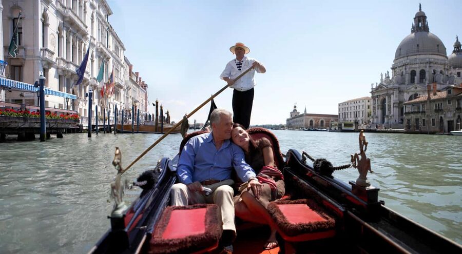 Venice: Off the Beaten Path Private Gondola Ride - Getting on board at inGondola Venezia (and what to do with your stuff)