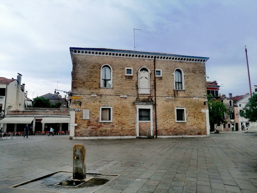 Venice: Off the Beaten Path Walking Tour - Getting off the main lanes: calli, campi, and how Venice is organized
