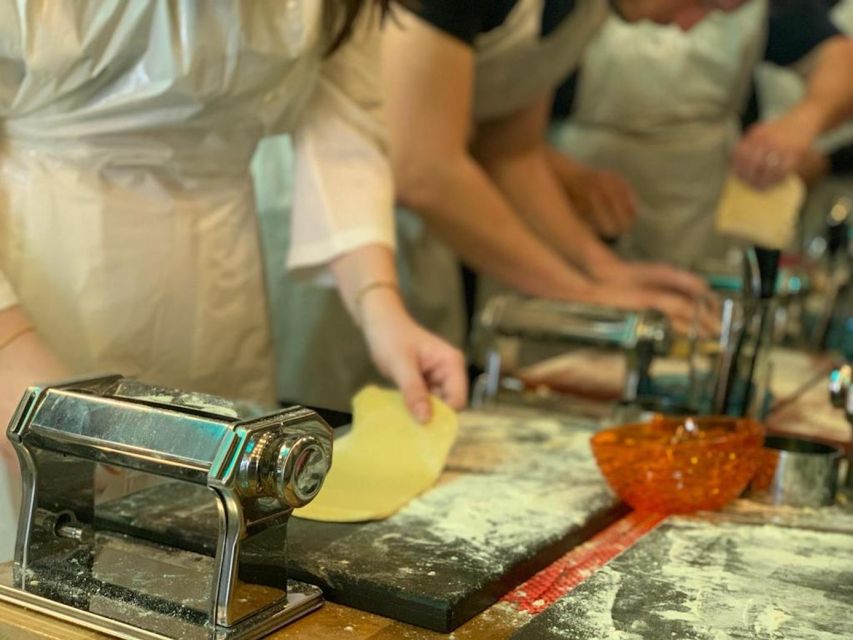 Venice: Pasta and Tiramisu Cooking Class with Wine - Inside the restaurant in Dorsoduro: how the setting affects the class