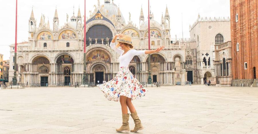 Venice: Photoshoot at Piazza San Marco and the Canals - Start in Piazza San Marco: Classic Views, Smarter Placement