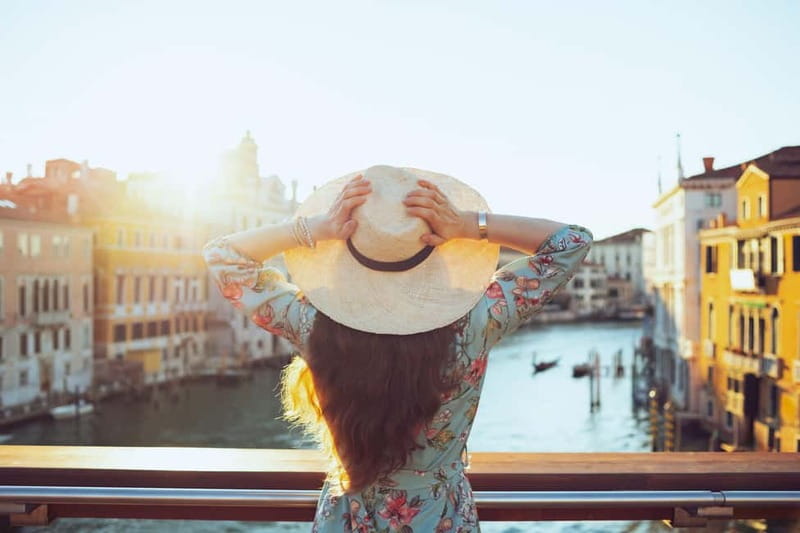 Venice: Photoshoot at The Grand Canal & Rialto Bridge - Meeting your photographer on the Grand Canal: what to expect